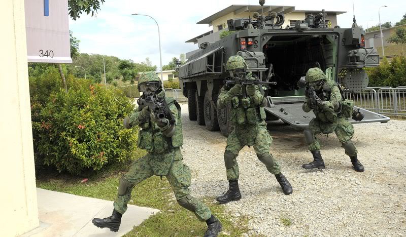 摩天大楼上面的机械怪兽,摩天大厦狂暴巨兽视频