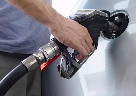 油箱打开为啥“回气”?加燃油宝有用吗?