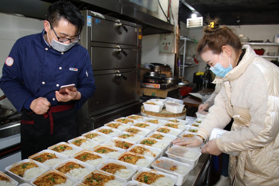 店主为抗疫一线免费送餐,青海美女给抗疫人员送饭
