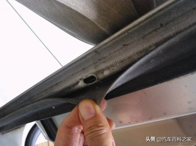 车门里掉了一个名片怎么弄出来,名片掉车门里了有关系吗