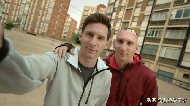 梅西广告牌被踢飞大型纪录片,梅西被抛向空中