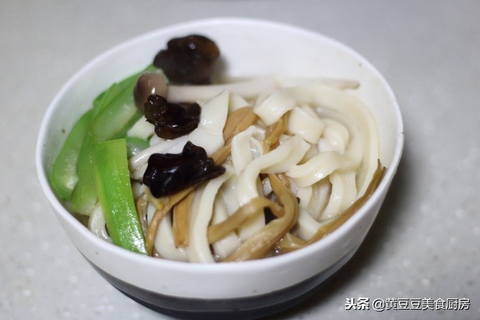 做手擀面用不用醒面,做手擀面里面需要加鸡蛋吗