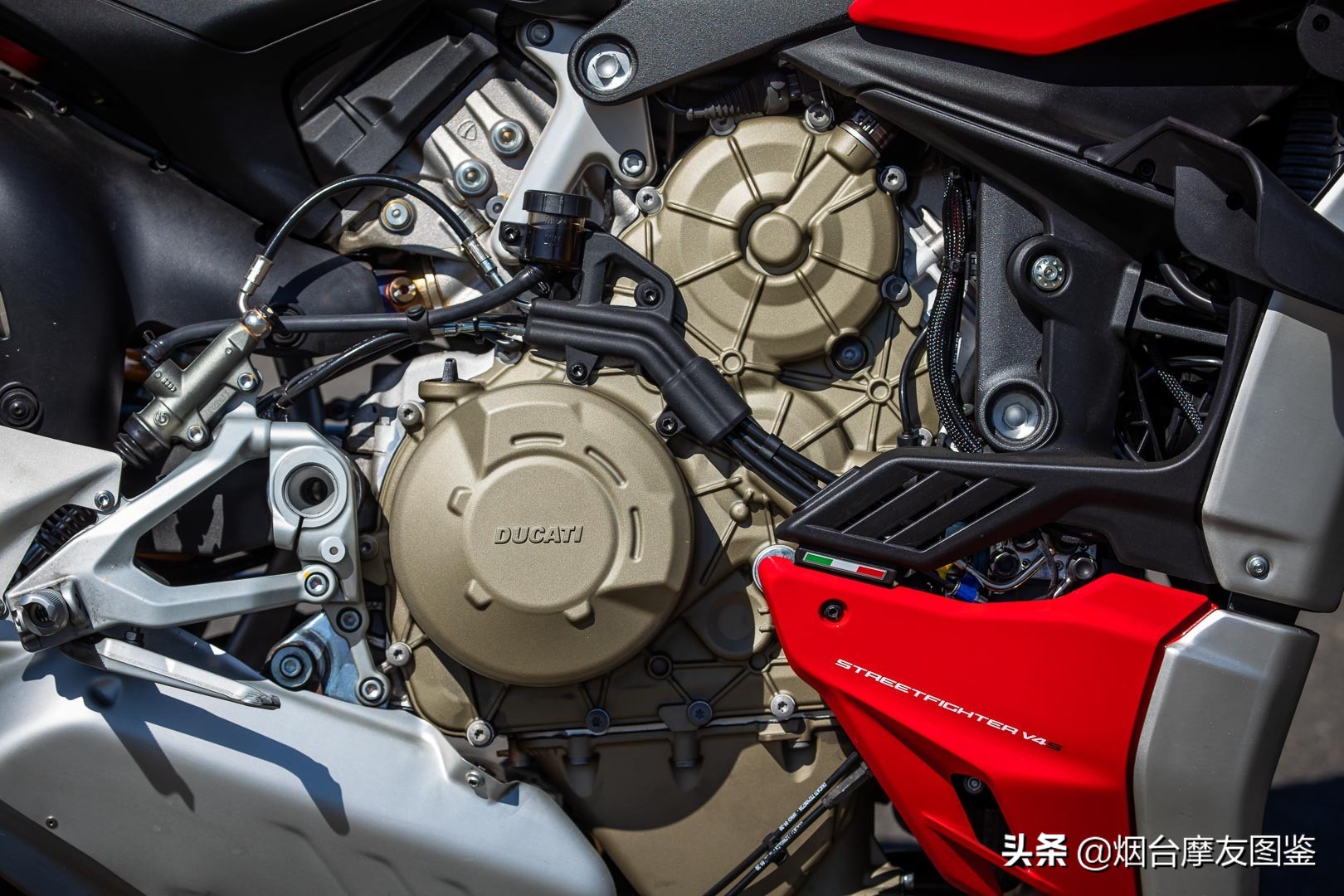 杜卡迪v4s街霸实车测评,杜卡迪街霸v4s和ktm1290sdr哪个快