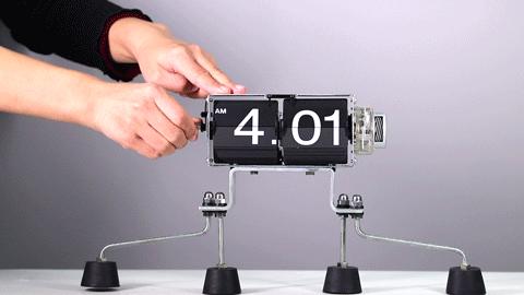 逆天了！没有指针屏幕，这块时钟居然靠翻页来计时