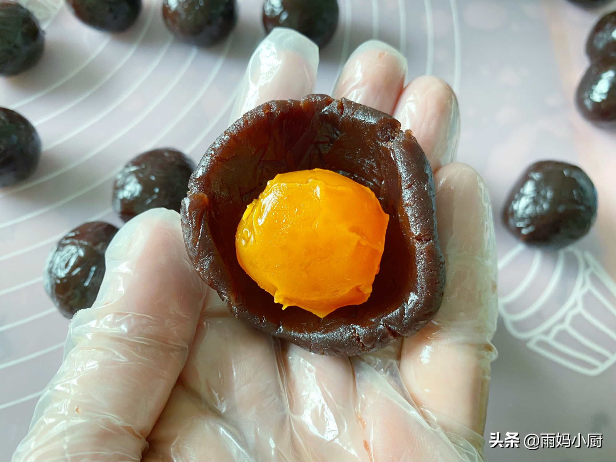 中秋节必备点心四色螺旋蛋黄酥,中秋节买不起月饼自己做蛋黄酥