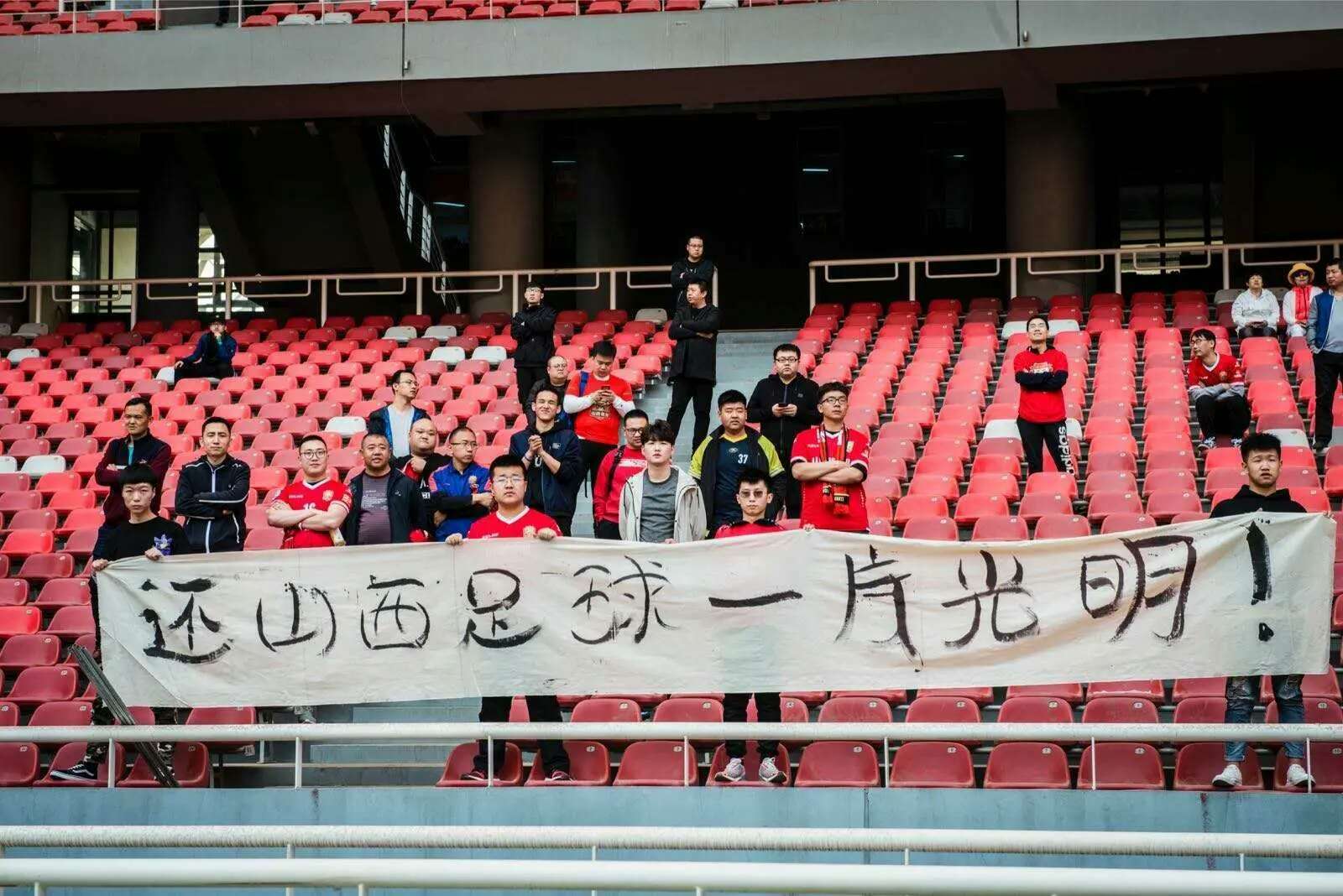 中乙赛后球迷冲突视频,活久见现场保安参与围殴球员