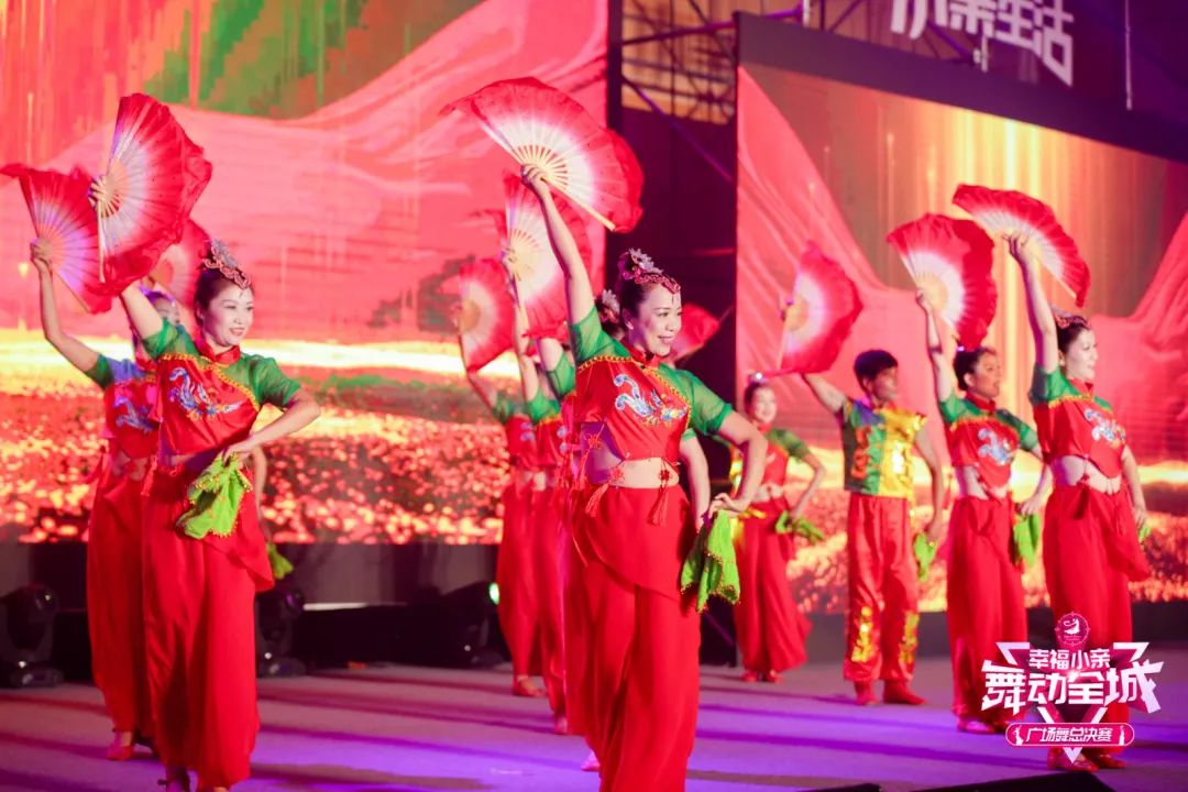 大妈们参加广场舞比赛,春晚广场舞比赛