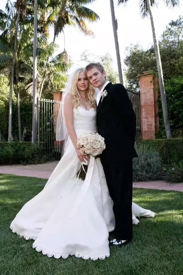 18岁红透全球却因患病失联，被揣测去世后涅槃重生，她叫艾薇儿