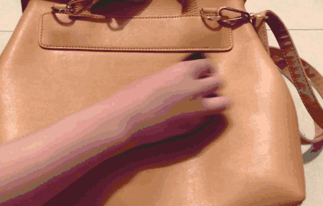 pu皮衣皱了怎么快速弄平,没熨斗怎么让褶皱的皮衣变平整