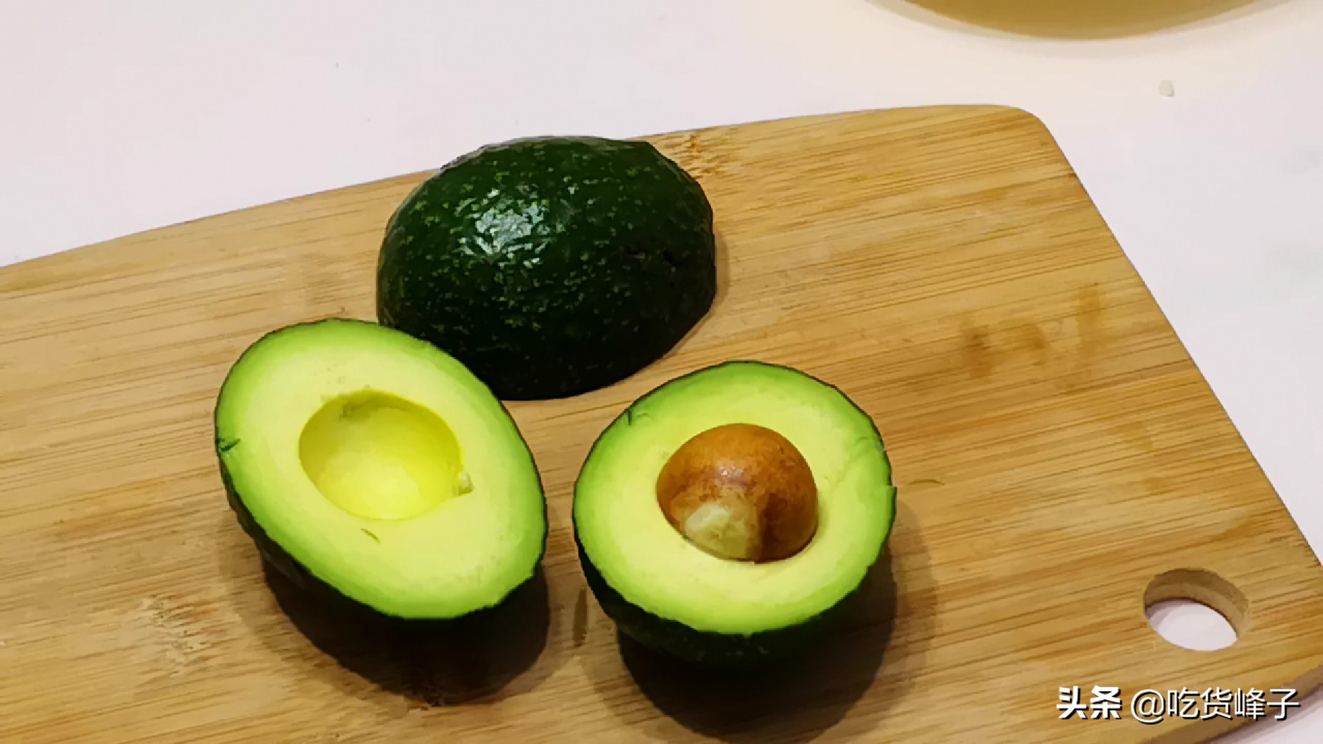 市场上的牛油果怎么挑选,牛油果好吃便宜