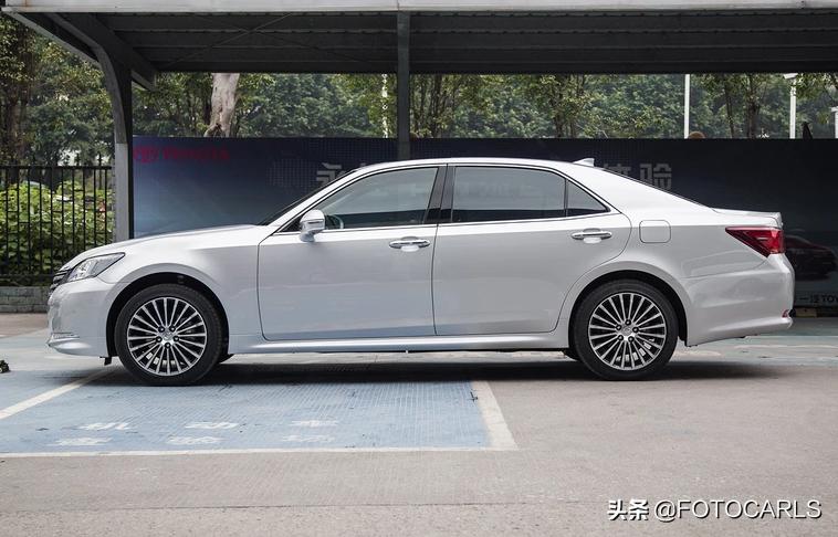 丰田皇冠2.5升四驱豪华版价格,丰田皇冠2024款最新款银色