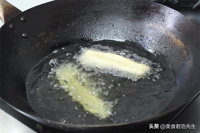 炸油条怎么做酥脆不用泡打粉,家中最简单炸油条方法不用泡打粉