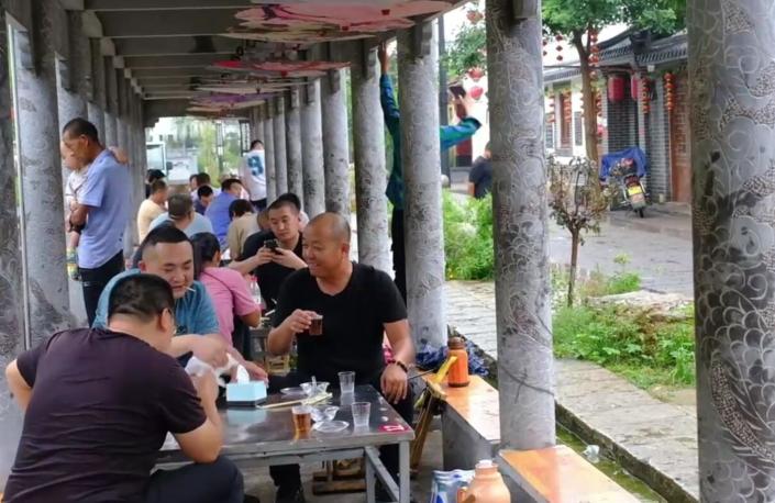 山东小县城自助全猪宴，30元一位肉肉随便吃，客人多的老板往外撵