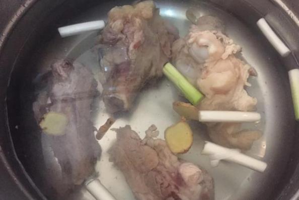 大骨头汤的炖法不焯水,炖大骨头汤放料酒不