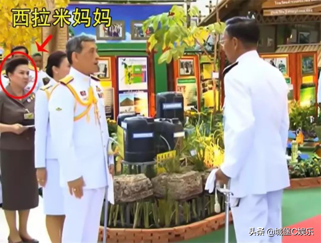 玛哈笑看新生儿，双手紧握吸乳器，西拉米手挎名牌包眼睛笑眯了缝