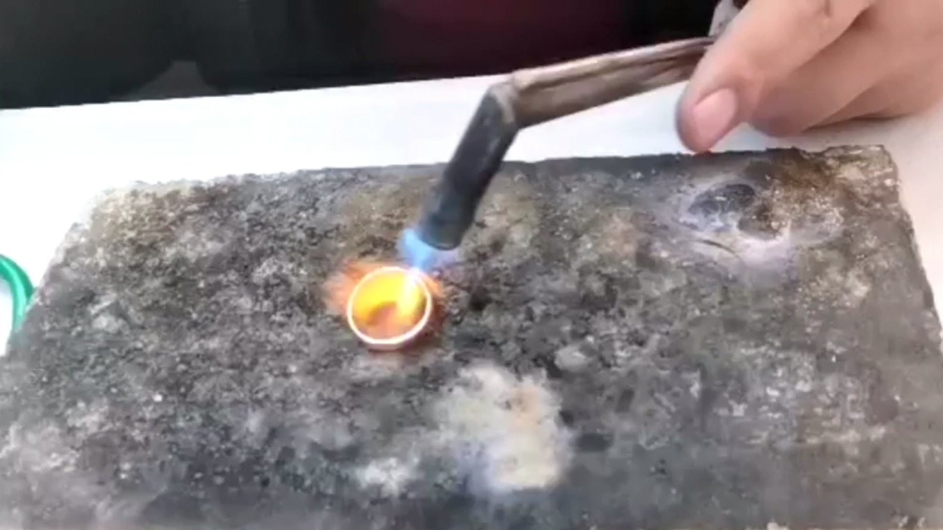 新购买的足金情侣戒指焊成死口，省得缠红绳麻烦，再也不会刮手啦