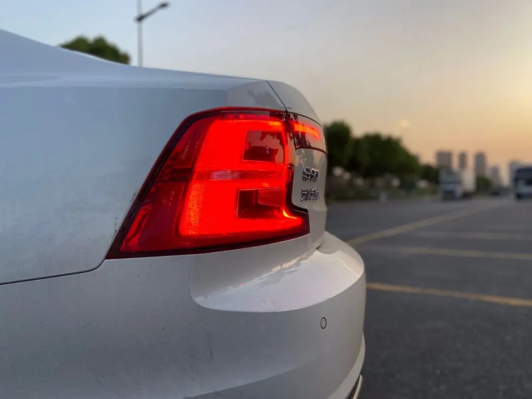 沃尔沃s90智逸豪华2022款使用说明,沃尔沃s90t8混动版2022款缺陷