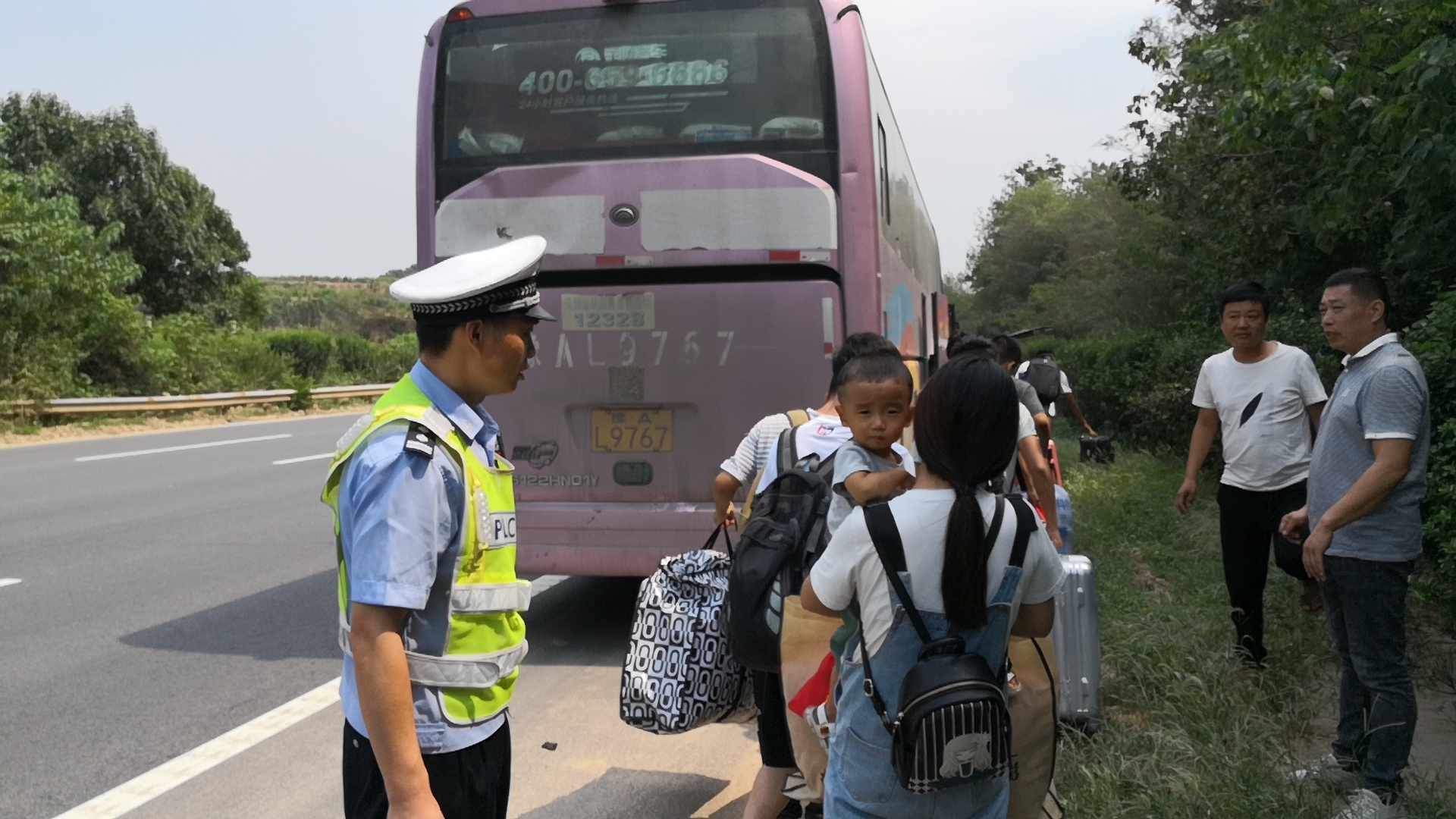 大巴车故障停应急车道,营运客车在高速路段停车