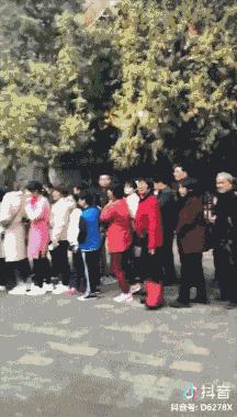 全国各地景区人挤人,各地景区游客爆满