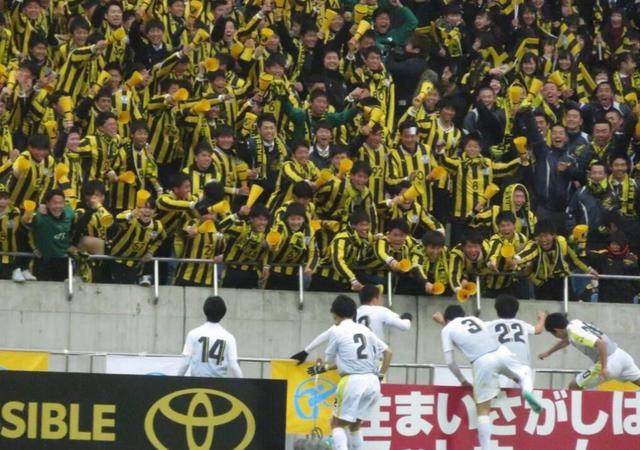 羡慕不如自省国内校园联赛频遭误读谁该担责?不谈热爱何来强大