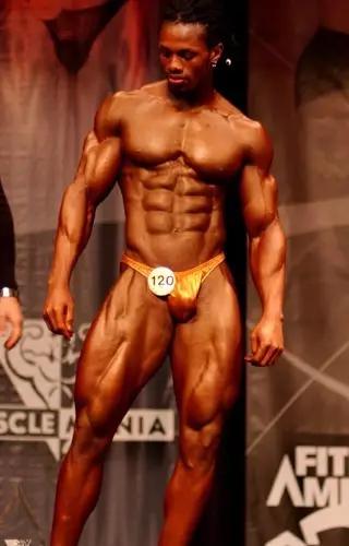 大屌哥的儿子小小年纪就已经练成了肌肉男,真是虎父无犬子