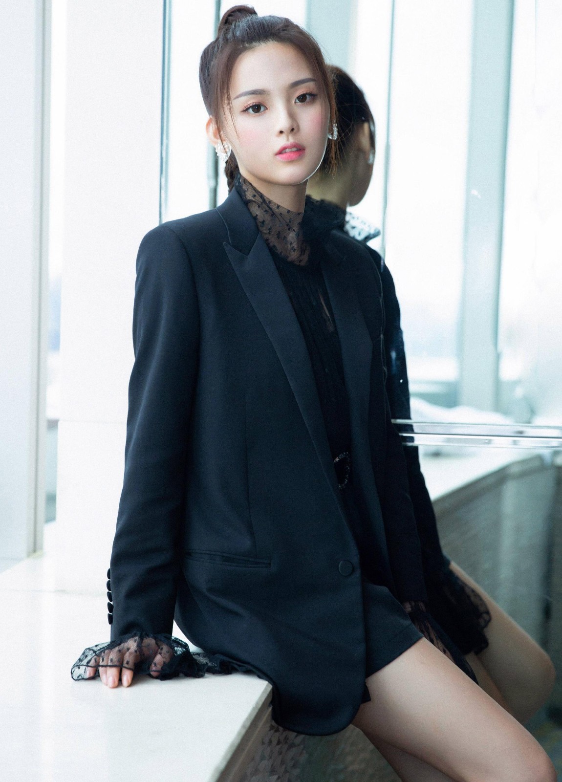 再不说杨超越土了，穿黑色卫衣牛仔裤，气场飙升直逼孟美岐