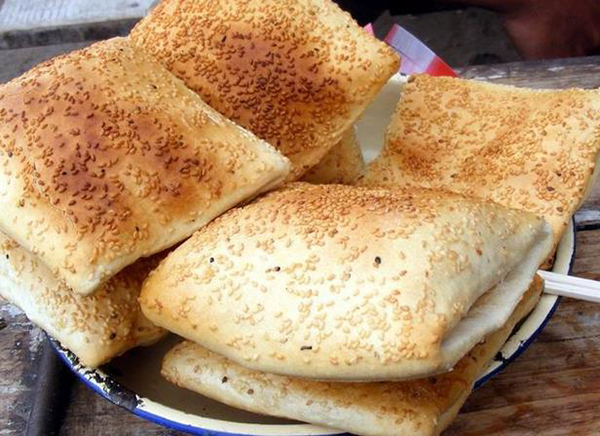 简单又美味的烧饼好吃到停不下来,像面包一样外酥里嫩的烧饼