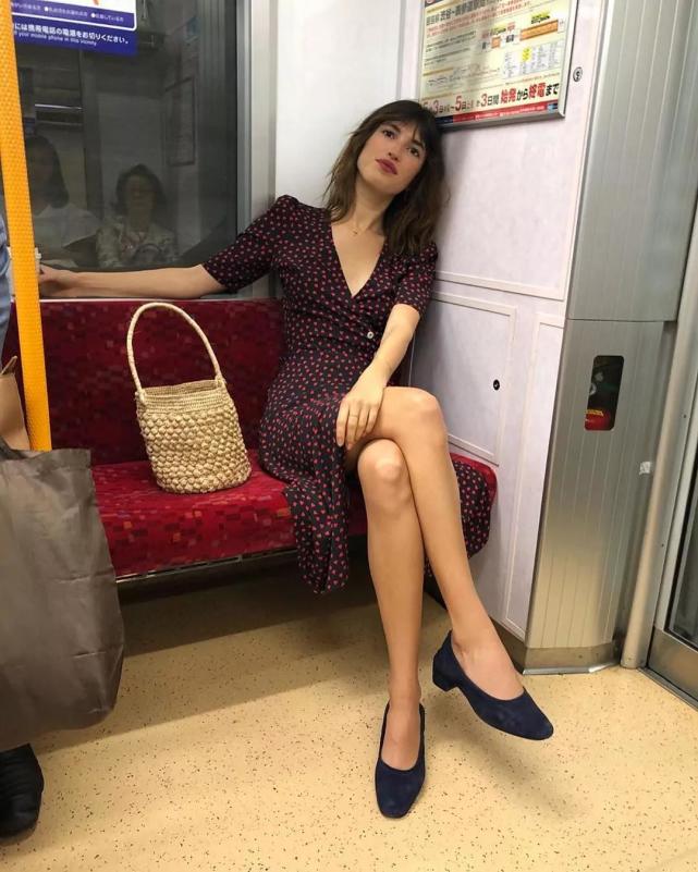 半腰裙今年最流行,今年最流行的显得高贵女士裙