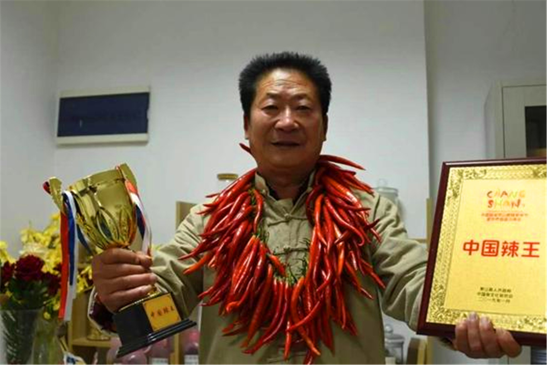 中国辣王李永志吃碎辣椒配白酒,中国辣王李永志讲哪里最能吃辣椒