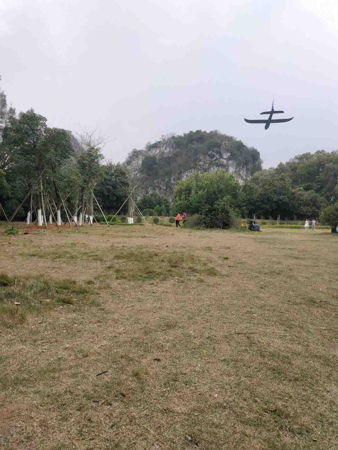 情知不久须相见，一日甚三秋，愁来不自由。‖马坝人遗址公园