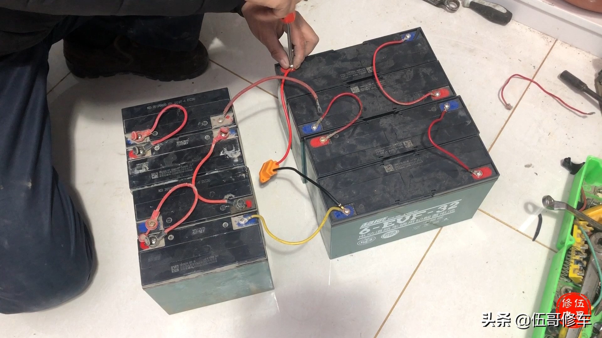 电动车新电瓶充不上电如何解决,电动车电瓶充不进电教你一招