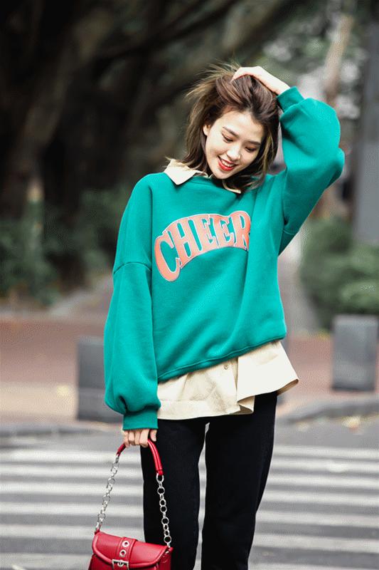 红大衣+绿卫衣=绝美！今年冬天照着穿，显瘦又有气质