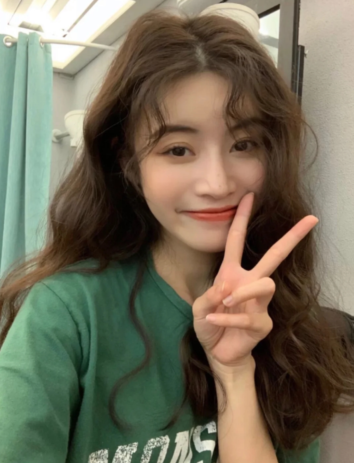 刘海中长发波浪卷发型,适合齐刘海的卷发减龄