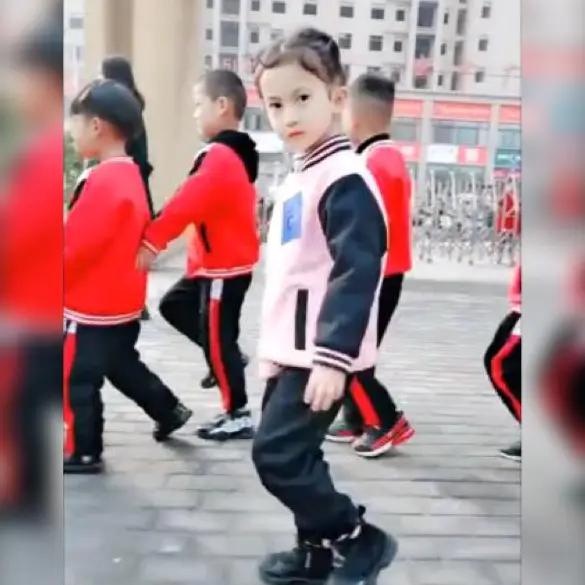 霸气侧漏小女孩走姿,霸气女孩走姿视频