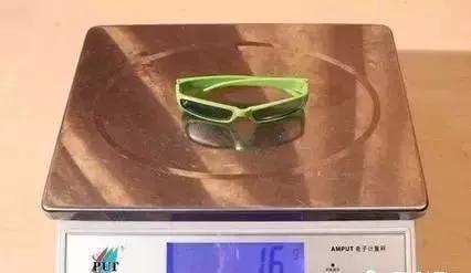 孩子挑选眼镜,家长选的眼镜