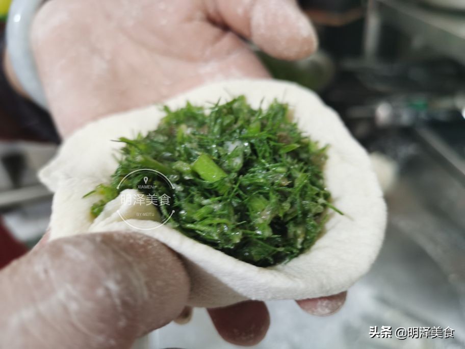 这种蔬菜很少生虫,用它做馅蒸包子,味道鲜香,我一次能吃四五个