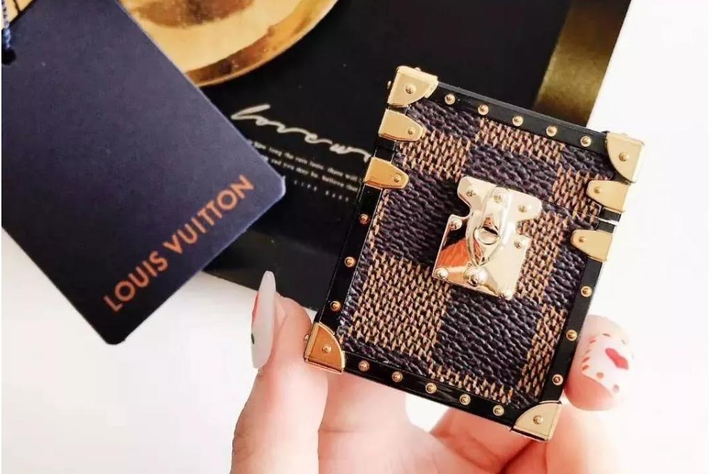 苹果一夜沦为“清仓价”，不但降价还送AirPods，网友：买早了