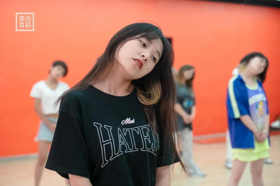 跳舞左右甩头发怎么练,跳舞甩头发慢动作教程