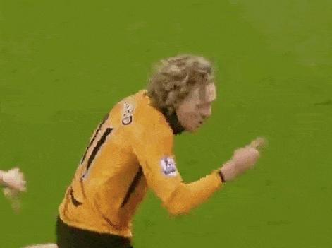 足球庆祝动作梅西和小罗,c罗滑跪庆祝梅西进球