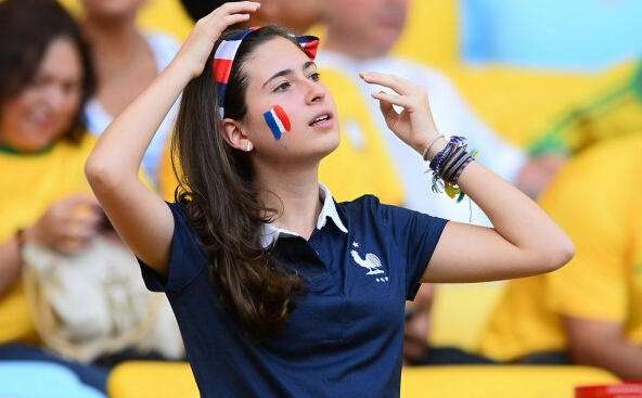 足球女孩,男孩女孩看足球