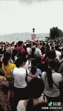 全国各地景区人挤人,各地景区游客爆满