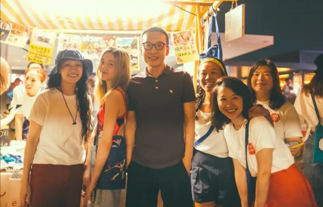 14岁李嫣太早熟，留长发穿针织衫凹紧致曲线，露白皙美腿秀妩媚