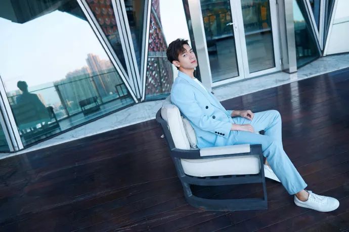 李现穿蓝色西服,李现穿绿色西装