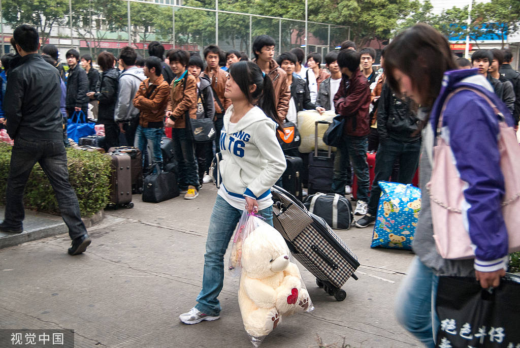 少年之死背后的职校实习乱象：每天工作14小时，学校抽人头费