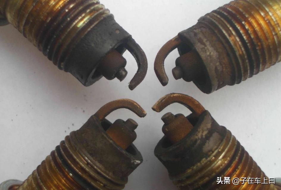 奔驰2.0发动机几万公里换火花塞,奔驰火花塞开了5年2万公里要换吗