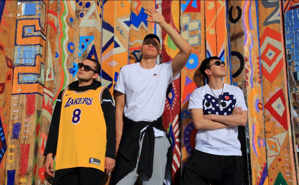 巩晓彬阿的江赛后握手,巩晓彬与杜锋交流