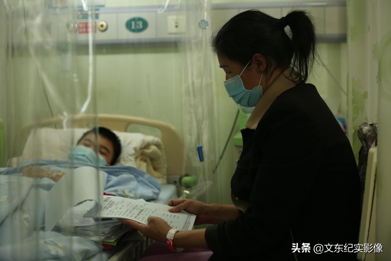 5旬大妈意外自救,五旬大妈冒着生命危险