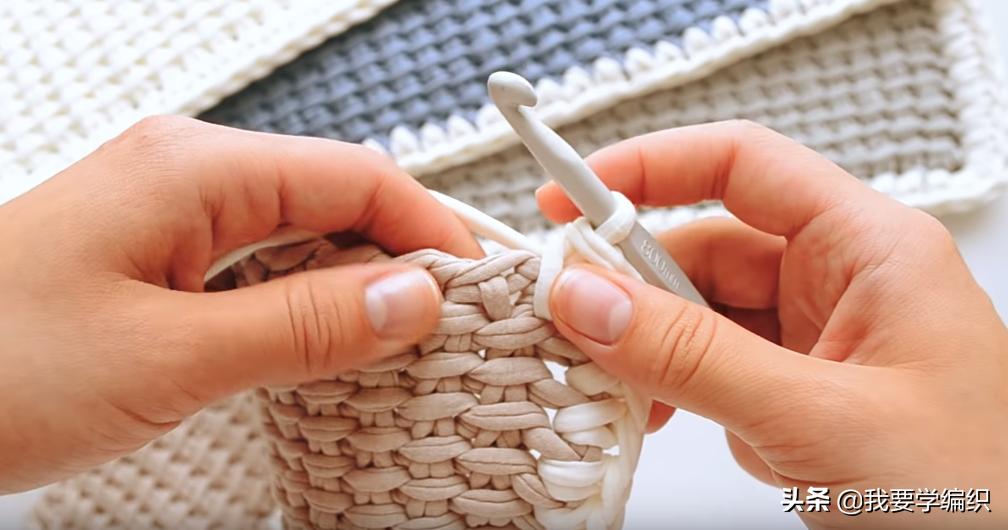 十一与其出门人挤人，不如在家看电视钩包包，一款拼色手提袋教程