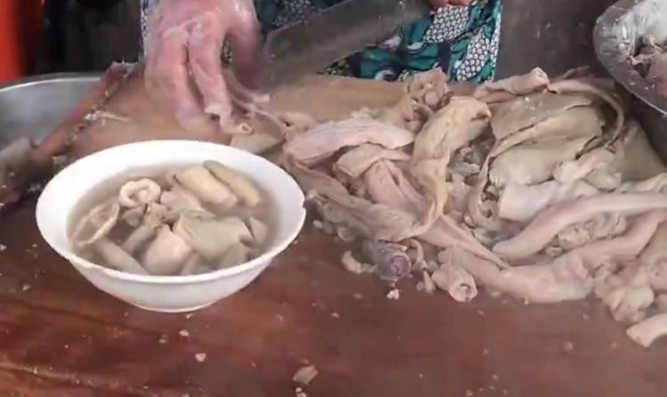 沧州大姐卖重口早餐，20多年仍是破烂小摊，客人都站着吃，味道好