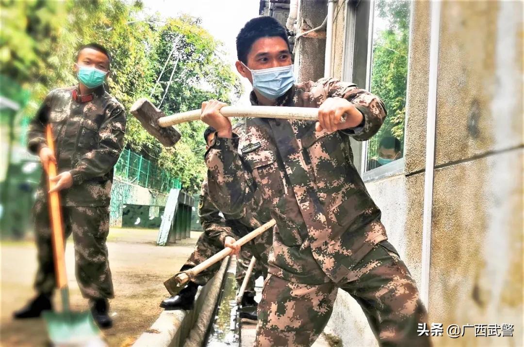 这次，中队长把厕所砸了！